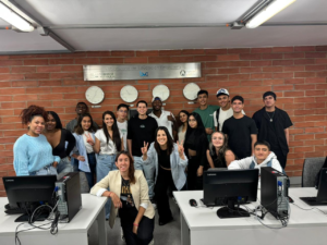 Grupo de estudiantes capacitados en IA, sala de cómputo