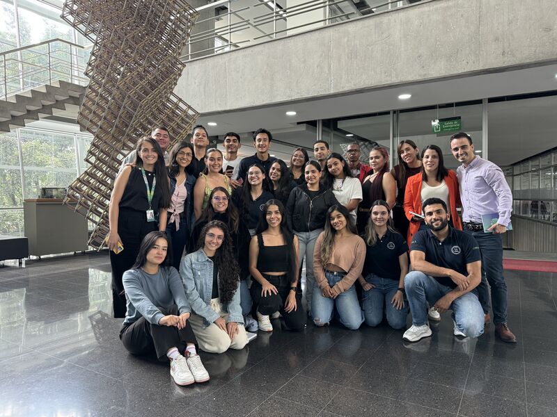 Equipo capacitado en IA, foto grupal