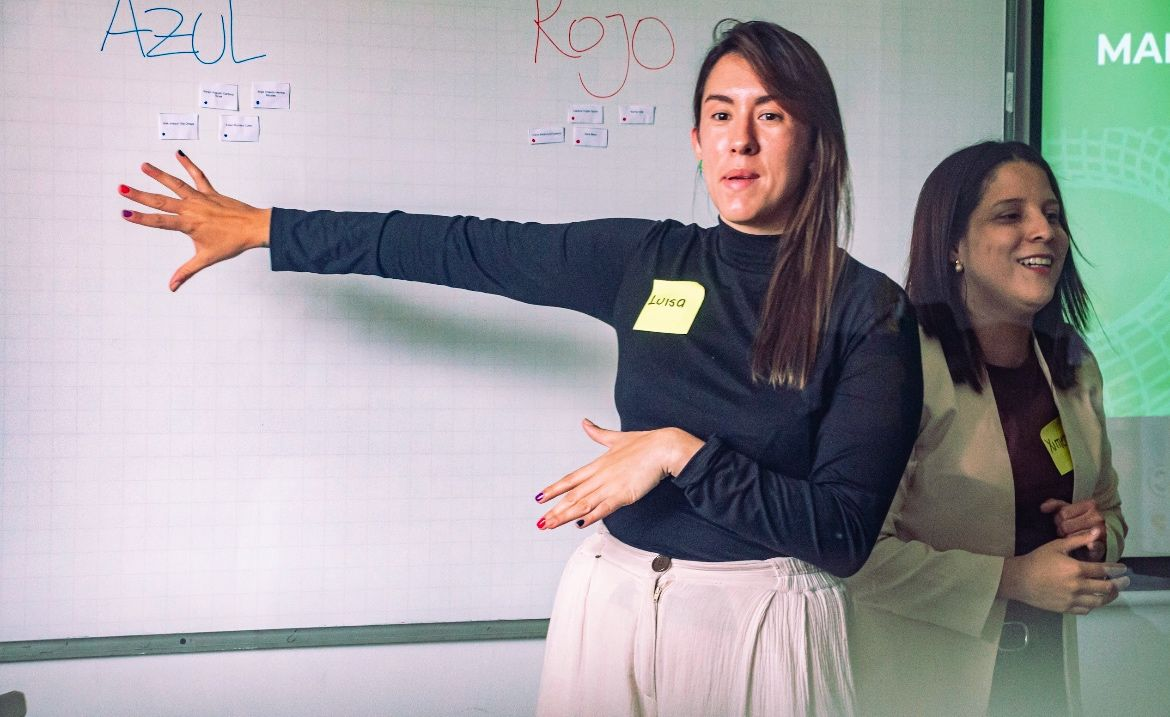 Luisa Navarro enseñando en un taller de IA de PorContar