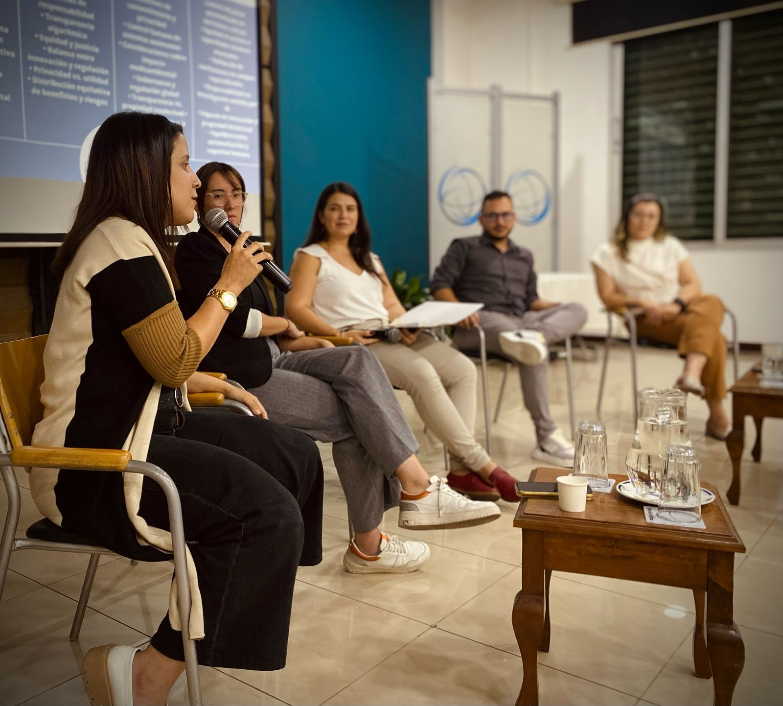 Panel conversatorio sobre inteligencia artificial